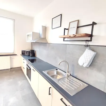 Grosse 65 Qm Familien- Geschaefts- Monteurwohnung, 24 Std Check-in, Parkplatz, 6 Personen, 4 Schlafzimmer, Wlan *