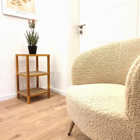 Grosse 65 Qm Familien- Geschaefts- Monteurwohnung, 24 Std Check-in, Parkplatz, 6 Personen, 4 Schlafzimmer, Wlan