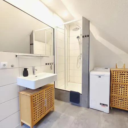 Lejlighed Grosse 65 Qm Familien- Geschaefts- Monteurwohnung, 24 Std Check-in, Parkplatz, 6 Personen, 4 Schlafzimmer, Wlan