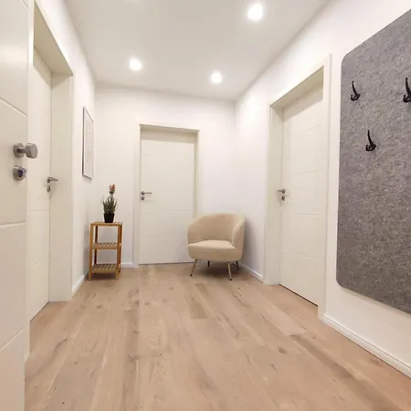 Grosse 65 Qm Familien- Geschaefts- Monteurwohnung, 24 Std Check-in, Parkplatz, 6 Personen, 4 Schlafzimmer, Wlan Lejlighed *