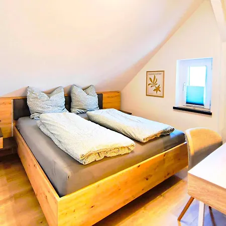 Grosse 65 Qm Familien- Geschaefts- Monteurwohnung, 24 Std Check-in, Parkplatz, 6 Personen, 4 Schlafzimmer, Wlan Lejlighed