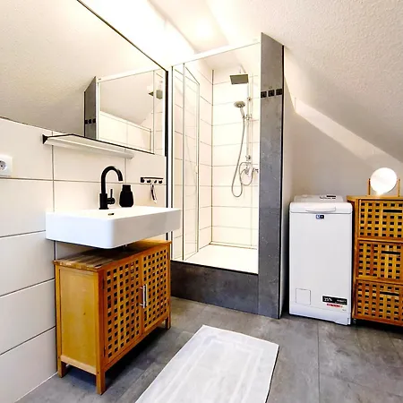 Lejlighed Grosse 65 Qm Familien- Geschaefts- Monteurwohnung, 24 Std Check-in, Parkplatz, 6 Personen, 4 Schlafzimmer, Wlan Herford