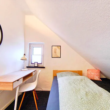 Grosse 65 Qm Familien- Geschaefts- Monteurwohnung, 24 Std Check-in, Parkplatz, 6 Personen, 4 Schlafzimmer, Wlan Herford